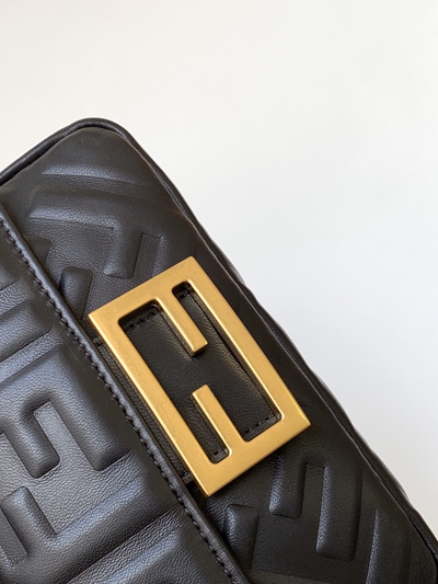 フェンディバッグ角部分ディテール